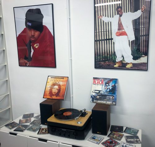 portrait de P. Diddy et de Nas au pop-up Karl Kani