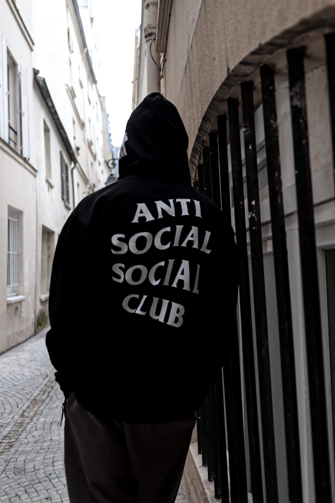 un mannequin porte du anti social social club by afterdrop