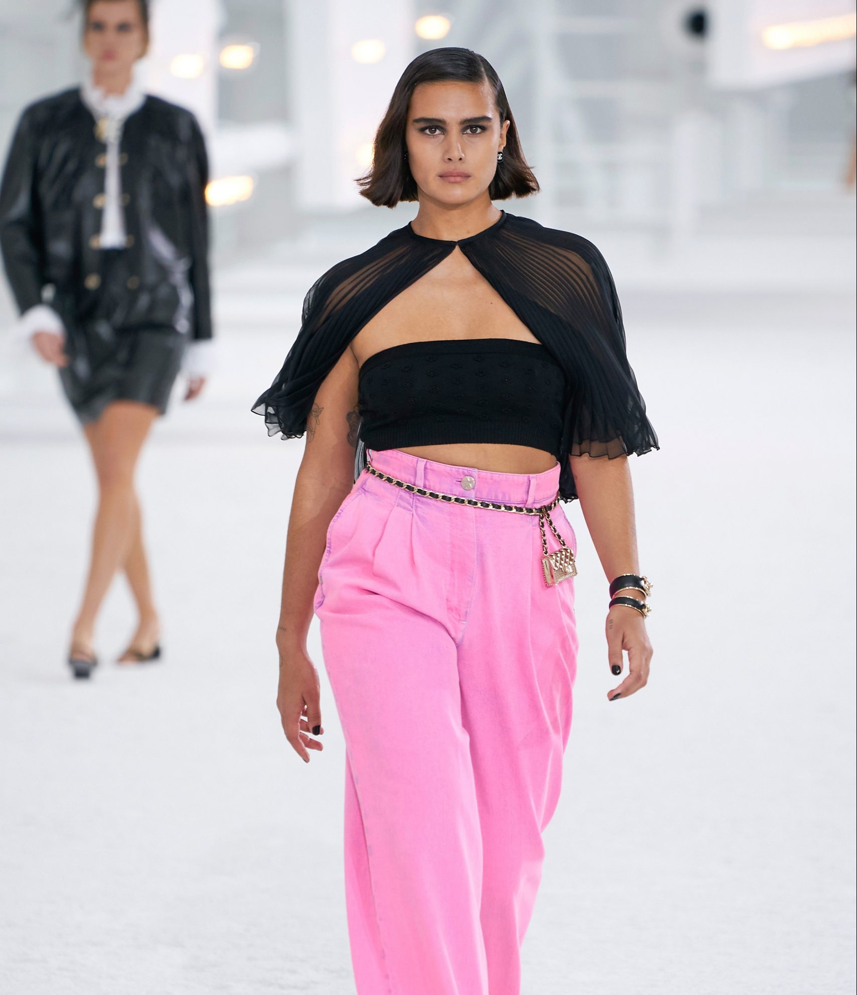 Haute Couture Fall 2021 Street Style: Anna Wintour and Nicolas Ghesquière -  STYLE DU MONDE