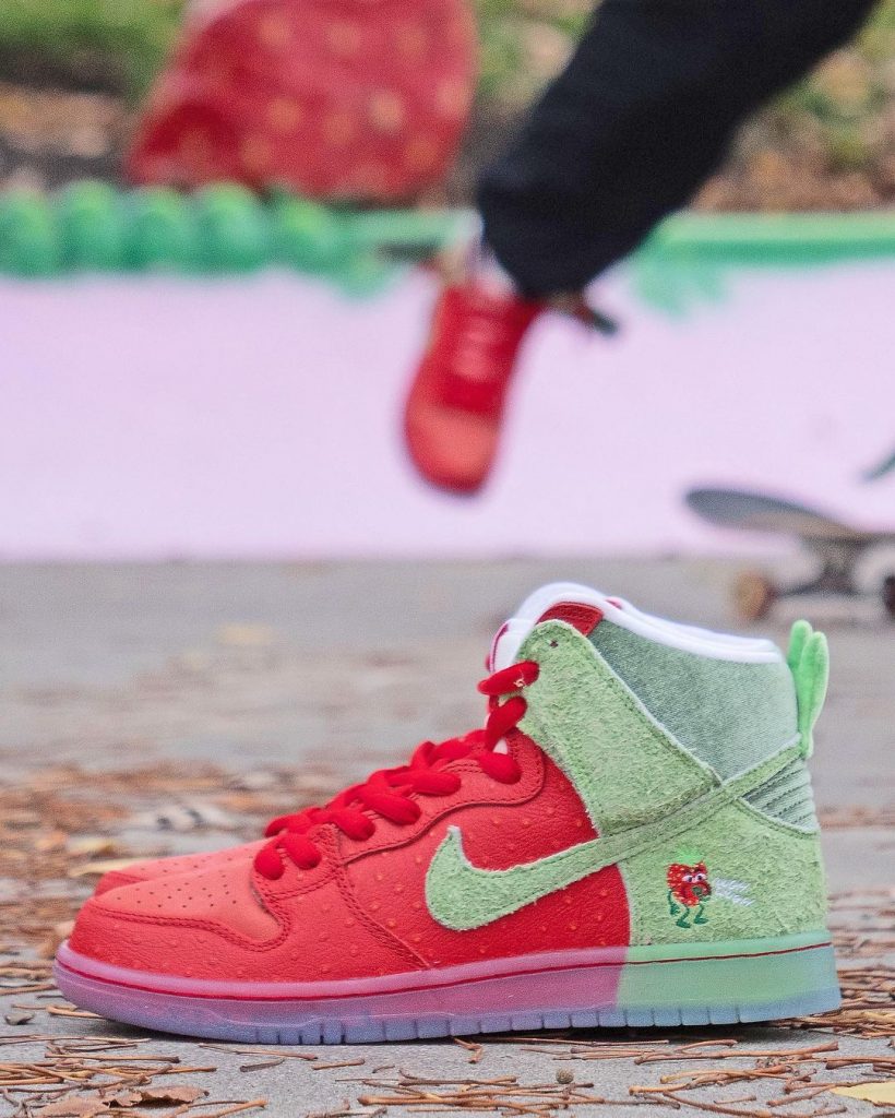 Nike-SB-Dunk-High-Strawberry